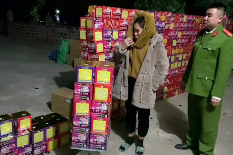 Bắt giữ người phụ nữ tàng trữ hơn 1 tấn pháo nổ-1