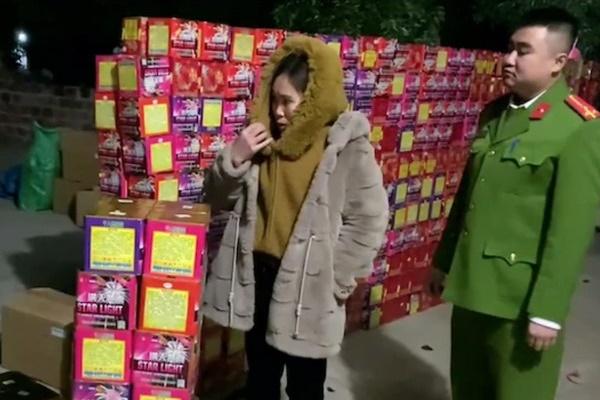 Mang hơn 4.000 quả pháo nổ đi bán thì bị bắt-2