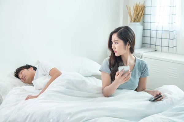 Chồng nhận quà của nữ đồng nghiệp, tôi khéo léo tung đòn phủ đầu-1