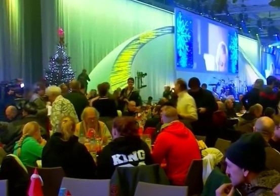 Tiệc Giáng sinh miễn phí cho người nghèo và vô gia cư, của một nghệ sĩ Đức-1