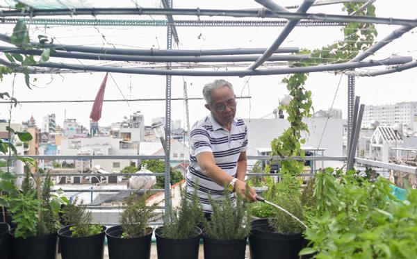 Trung Dân: Bị dè bỉu vì đi xe cà tàng, U60 viên mãn bên vợ được chỉ định-6