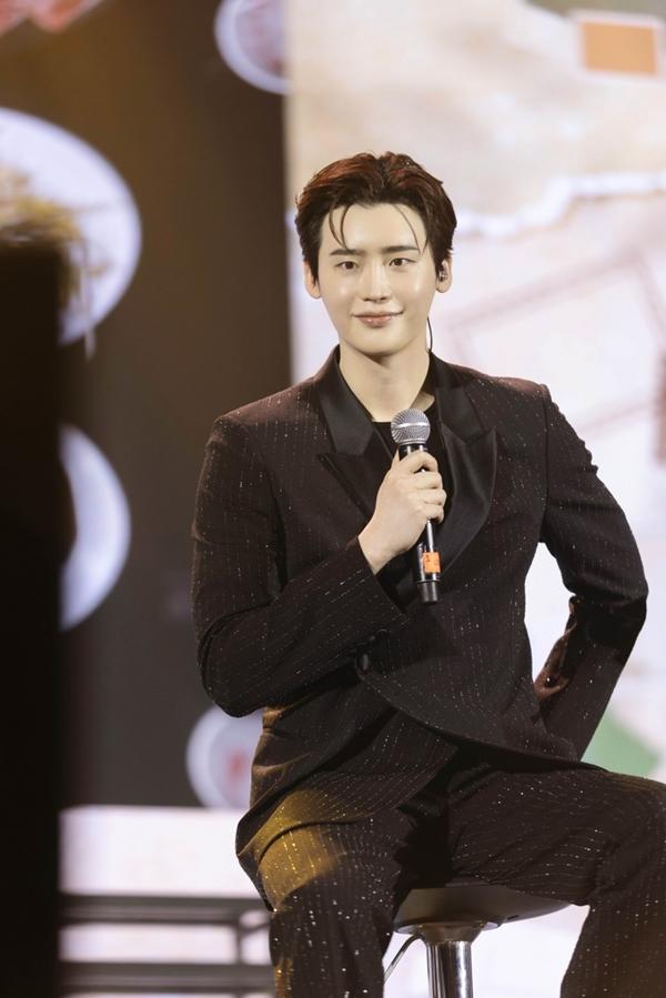 Lee Jong Suk - Chuyện bi hài thời làm nhân viên phục vụ trước khi nổi tiếng-4