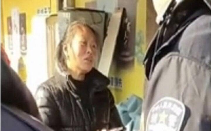 Bà thím khiến cảnh sát tức điên khi đòi tiền thưởng mới trả lại của rơi-1