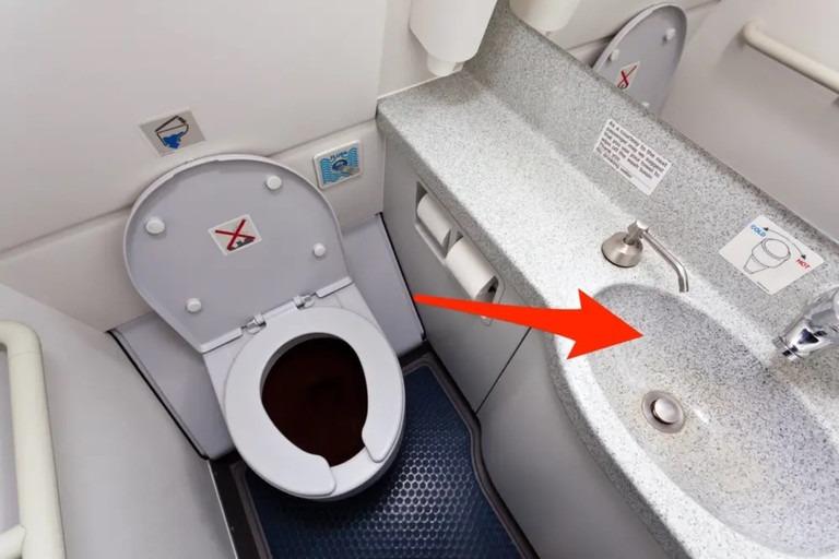 Nam hành khách gây sốc khi nấu ăn ngay trong nhà vệ sinh máy bay-1
