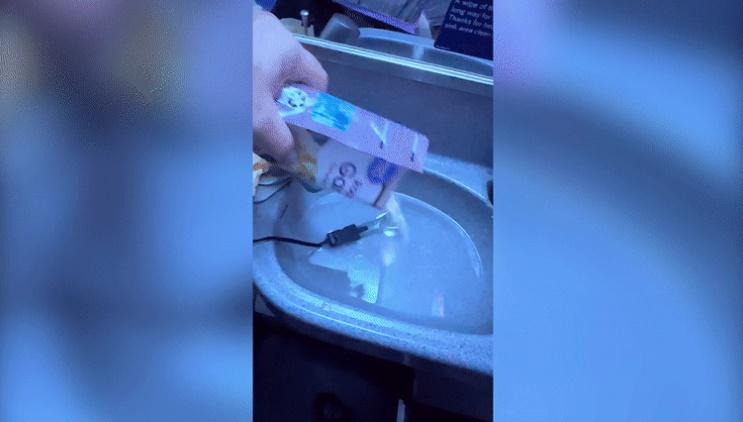 Nam hành khách gây sốc khi nấu ăn ngay trong nhà vệ sinh máy bay-2