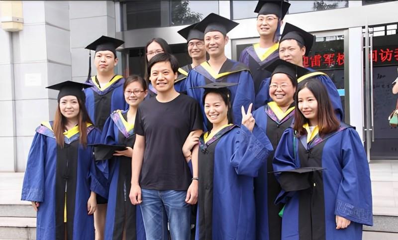 Từ cậu bé làng quê nghèo, đam mê điện tử đến tỷ phú công nghệ thế giới-2