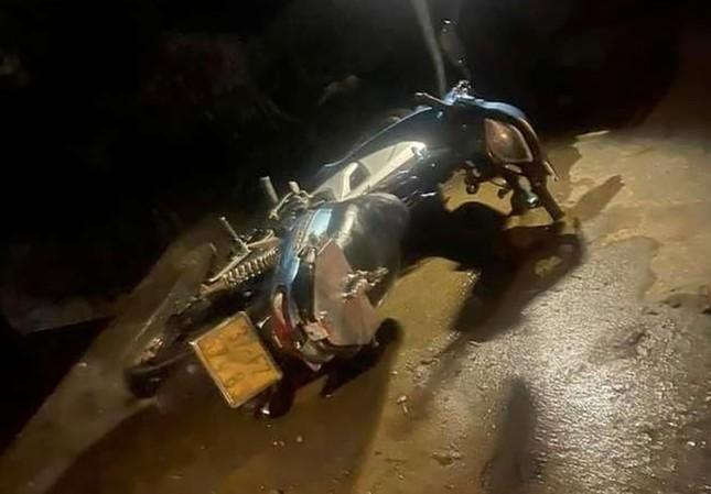 Tông trúng cột điện, hai nữ sinh văng xuống kênh tử vong trong đêm Noel-1