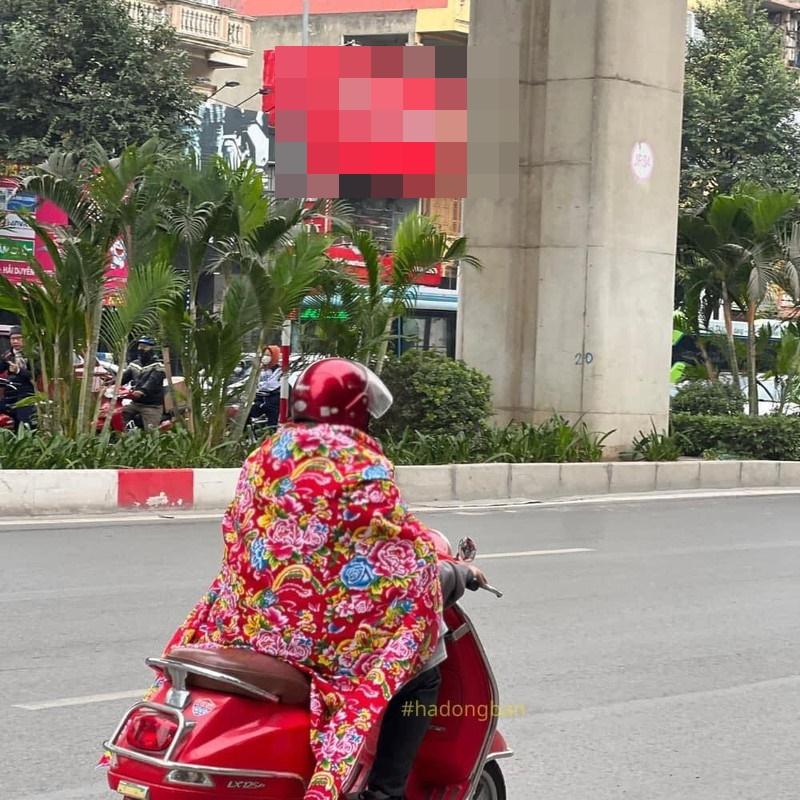 Khoảnh khắc người dân chùm chăn ra đường, đối đầu với cái rét gây bão cư dân mạng-3