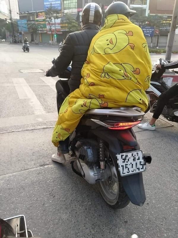 Khoảnh khắc người dân chùm chăn ra đường, đối đầu với cái rét gây bão cư dân mạng-6