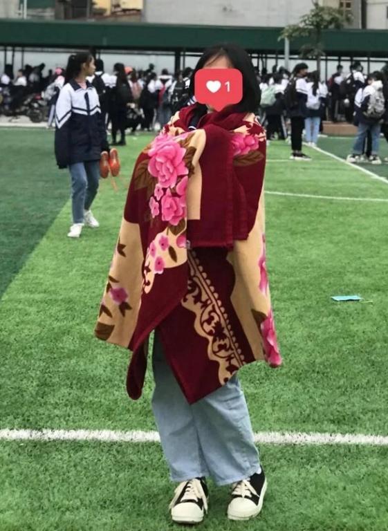 Khoảnh khắc người dân chùm chăn ra đường, đối đầu với cái rét gây bão cư dân mạng-7