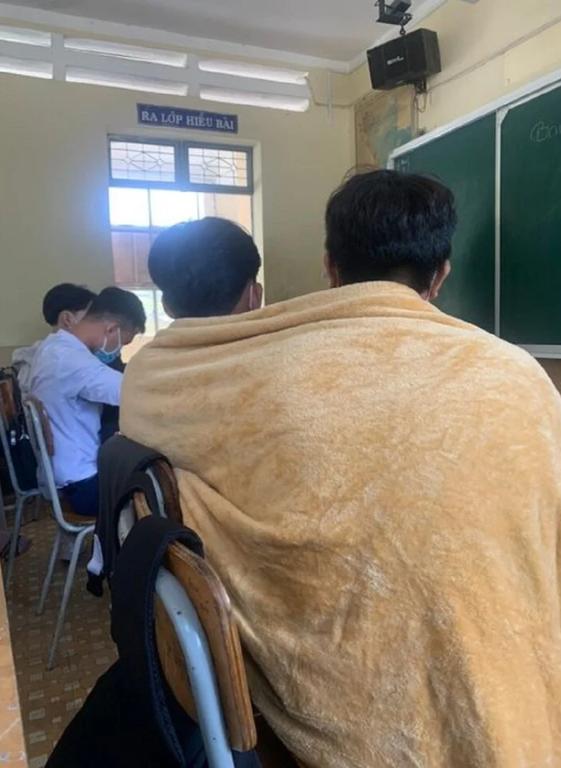 Khoảnh khắc người dân chùm chăn ra đường, đối đầu với cái rét gây bão cư dân mạng-9