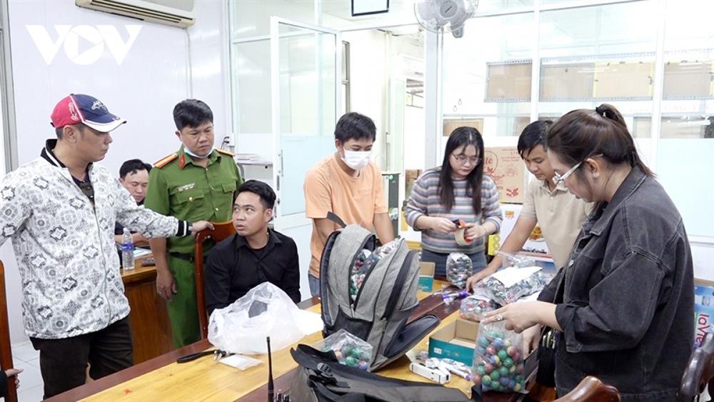 Mang hơn 4.000 quả pháo nổ đi bán thì bị bắt-1