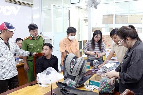 Thanh niên tự chế cả trăm quả pháo để bán dịp Tết-2