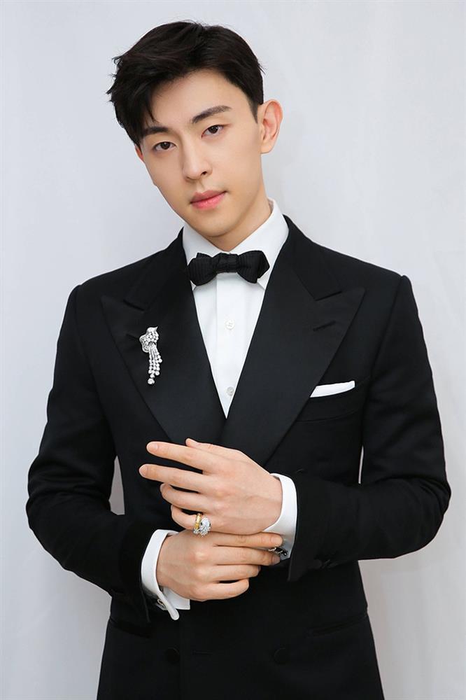 Sau 2 năm bị phong sát vì trốn thuế, Đặng Luân vẫn ăn đứt nhiều nam thần vì điều này trong lễ Giáng sinh-1