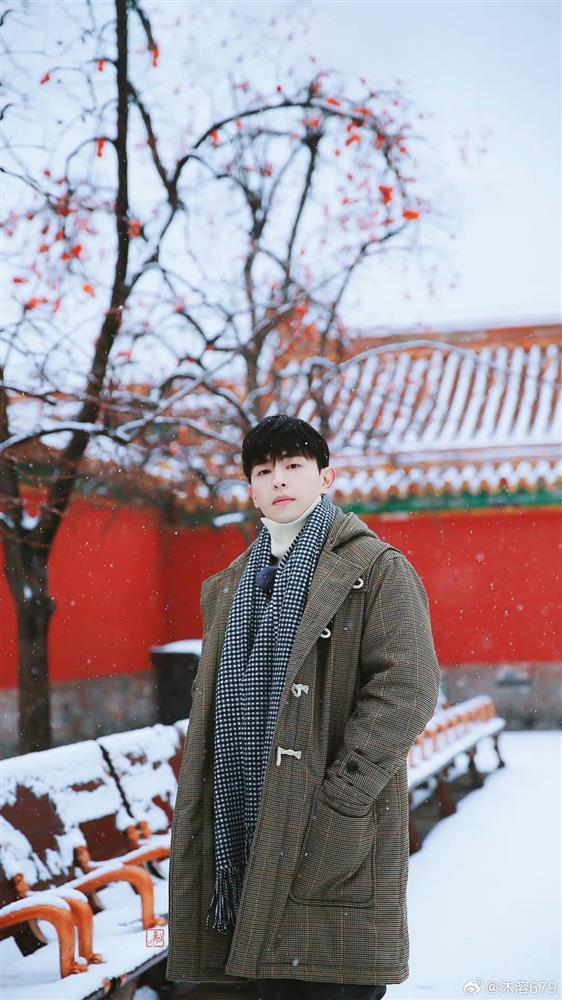 Sau 2 năm bị phong sát vì trốn thuế, Đặng Luân vẫn ăn đứt nhiều nam thần vì điều này trong lễ Giáng sinh-3