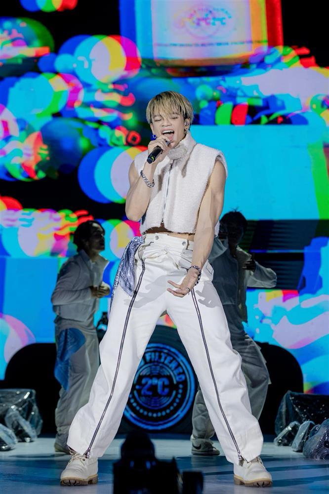 Trọng Hiếu gây tranh cãi khi mặc quần lộ nội y trong lúc diễn-1