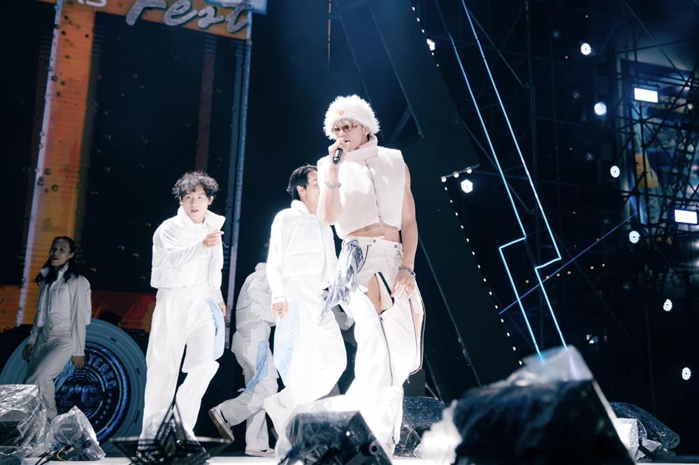 Trọng Hiếu gây tranh cãi khi mặc quần lộ nội y trong lúc diễn-3