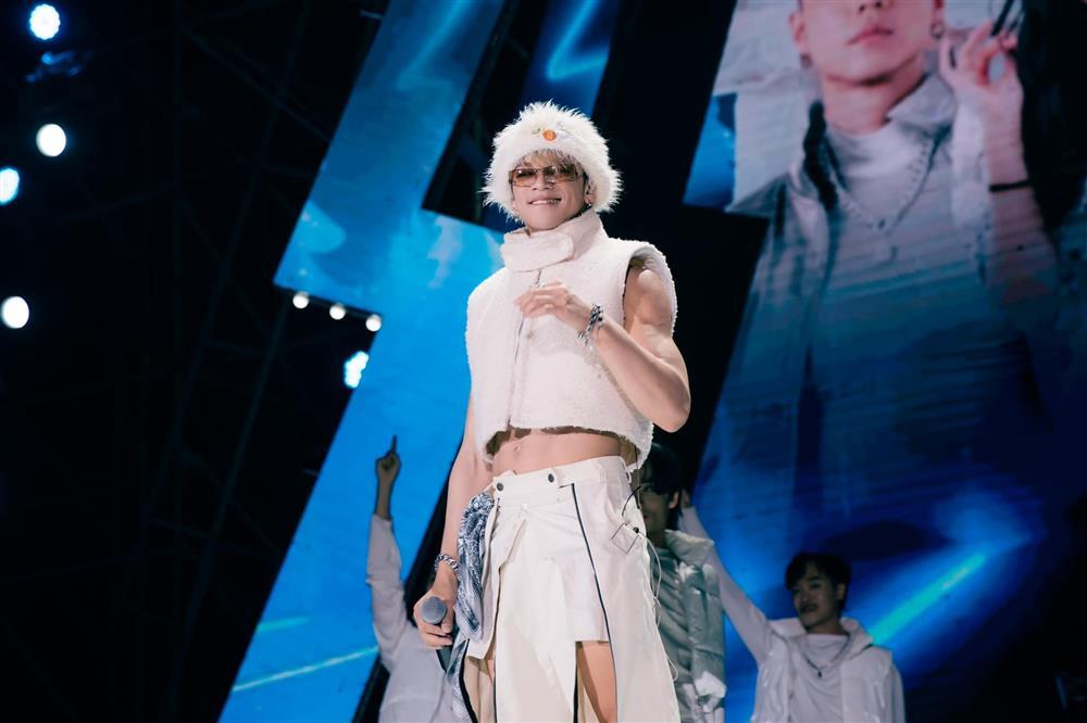 Trọng Hiếu gây tranh cãi khi mặc quần lộ nội y trong lúc diễn-4