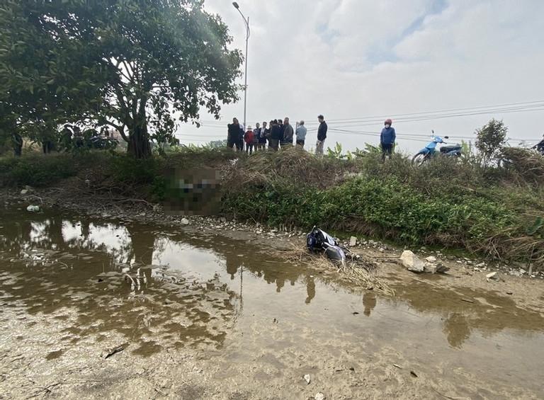 Phát hiện thi thể nam thanh niên và xe máy dưới mương cạn ở Hà Nam-1