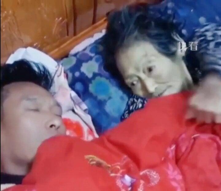 Cảnh mẹ già hấp hối đắp chăn cho con đang ngủ khiến dân mạng nhói tim-1