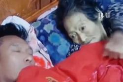 Cảnh mẹ già hấp hối đắp chăn cho con đang ngủ khiến dân mạng 'nhói tim'