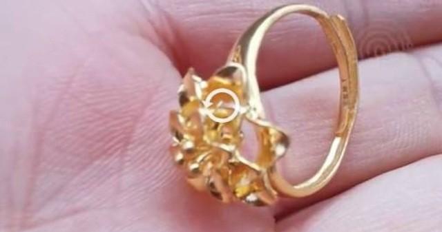 Bé trai mầm non bất ngờ mang thỏi vàng gần 400 triệu đồng tặng bạn gái, sự thật khiến ai cũng bật cười-2