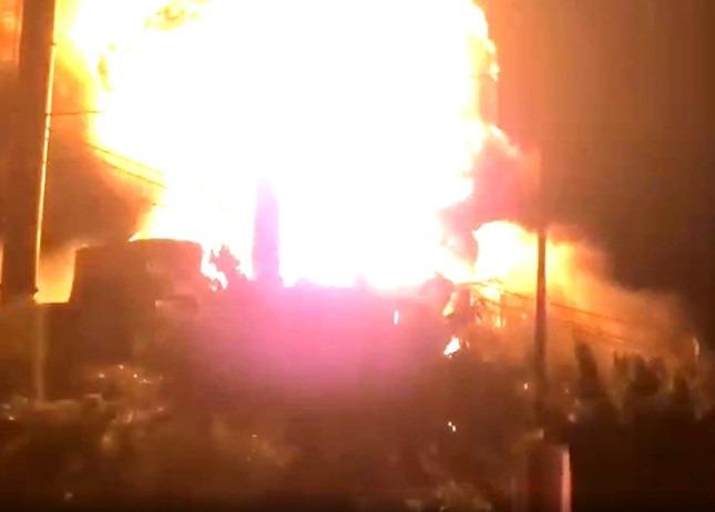 Lửa ngùn ngụt kèm nhiều tiếng nổ trong xưởng dệt ở Bình Dương-1