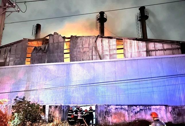 Lửa ngùn ngụt kèm nhiều tiếng nổ trong xưởng dệt ở Bình Dương-2