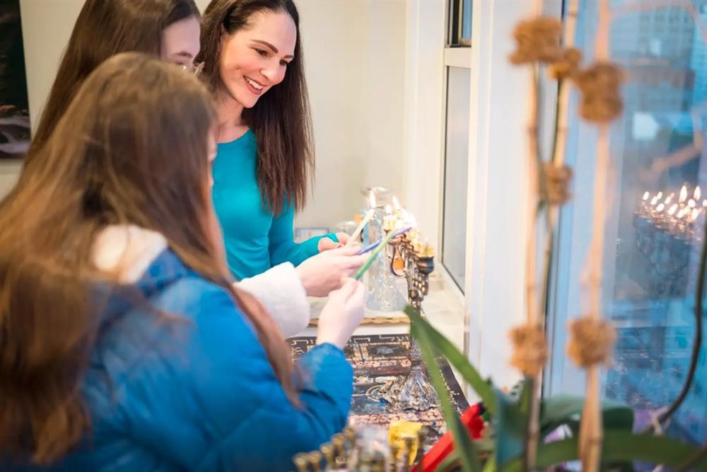 Trẻ em thời nay đòi quà Giáng sinh: Toàn quần áo, túi xách hàng hiệu-1