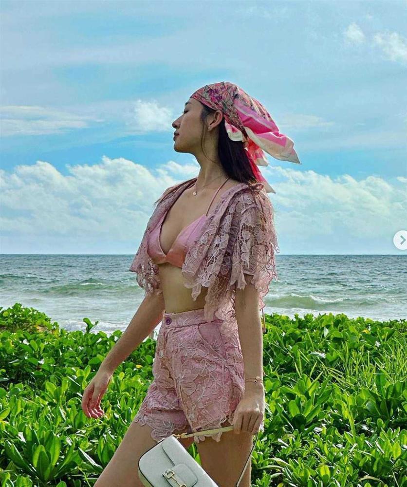 Lương Thùy Linh chăm diện áo không thể bé hơn, chẳng còn lo việc mẹ không cho mặc hở-1