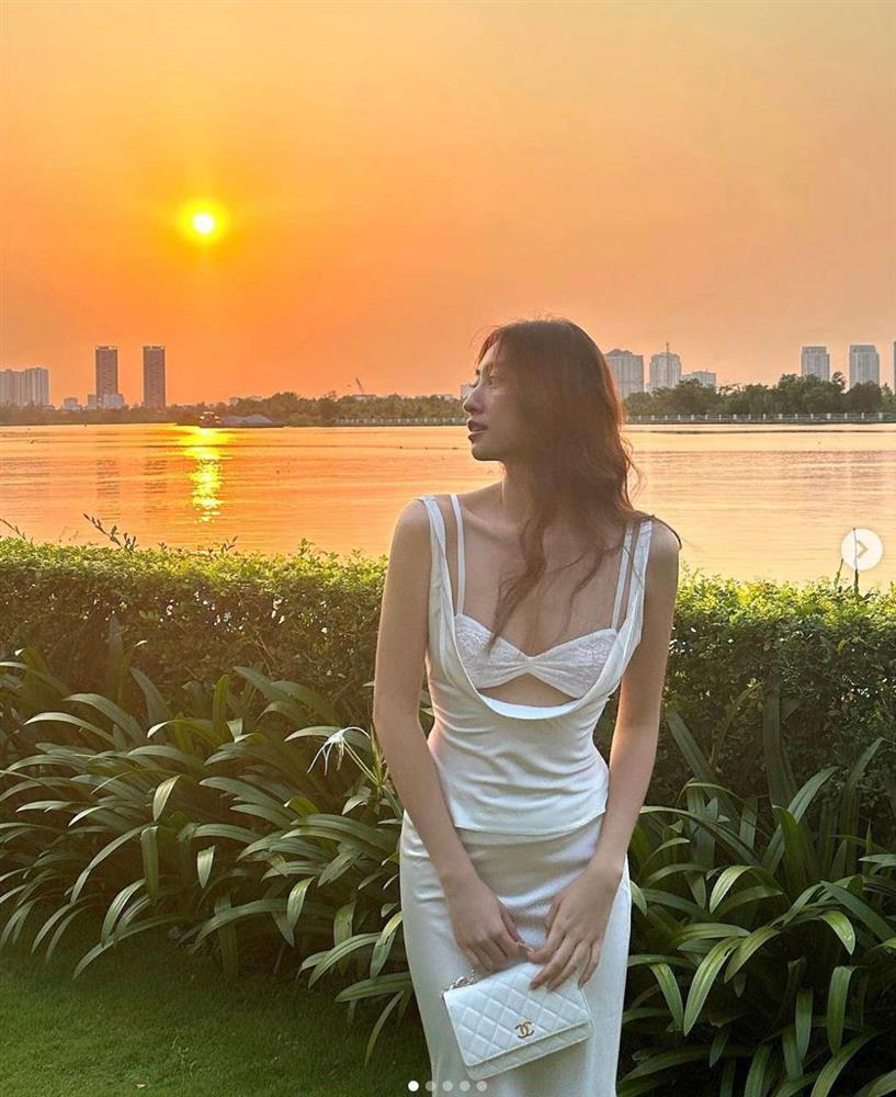 Lương Thùy Linh chăm diện áo không thể bé hơn, chẳng còn lo việc mẹ không cho mặc hở-4