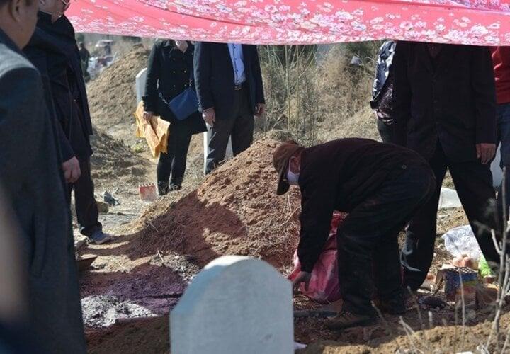 Hậm hực chuyện chia tiền nhà đất, con dâu bít kín mộ xây sẵn của mẹ chồng-1