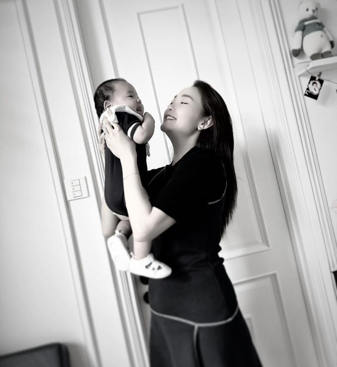 Con trai Minh Hằng được hóa thân thành ông già Noel mini, diện mạo nhóc tì 3 tháng tuổi vô cùng bụ bẫm-4