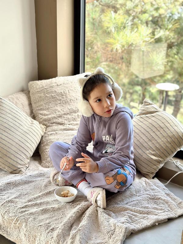 Con gái lai Tây của Hà Anh: Vóc dáng lớn bổng ở tuổi lên 5, fan dự đoán người mẫu tương lai-3