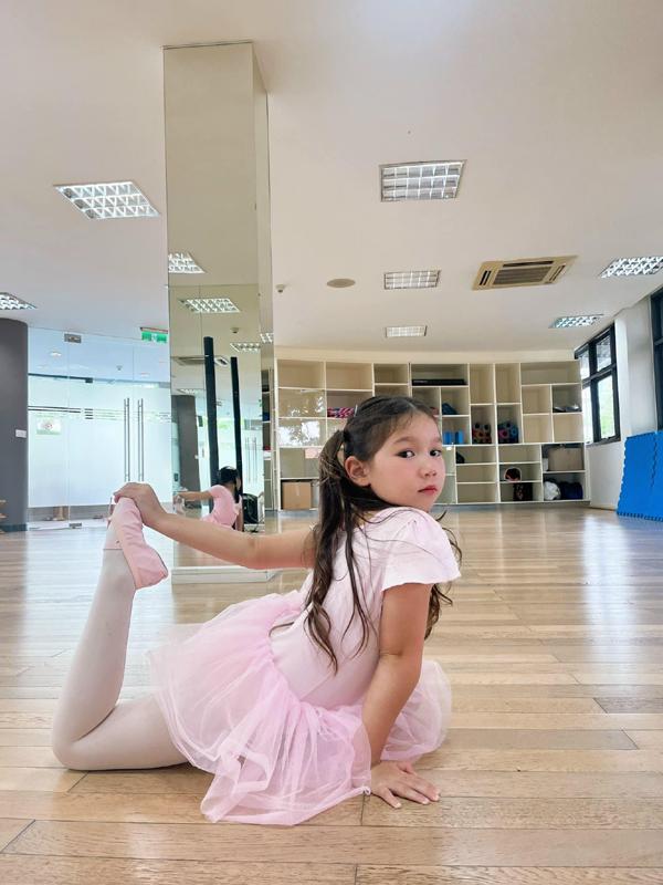 Con gái lai Tây của Hà Anh: Vóc dáng lớn bổng ở tuổi lên 5, fan dự đoán người mẫu tương lai-5