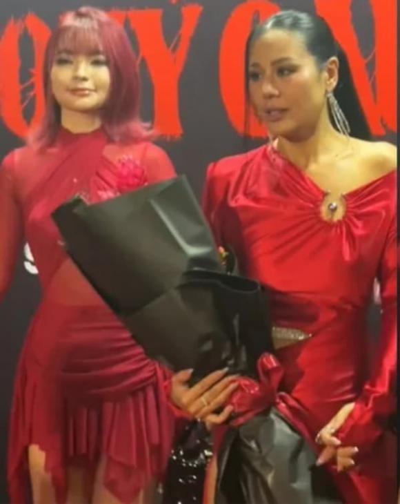 Nam Thư một lần nói rõ khi bị chỉ trích thái độ, cố tình chèn ép bà xã Mạc Văn Khoa trên thảm đỏ-1