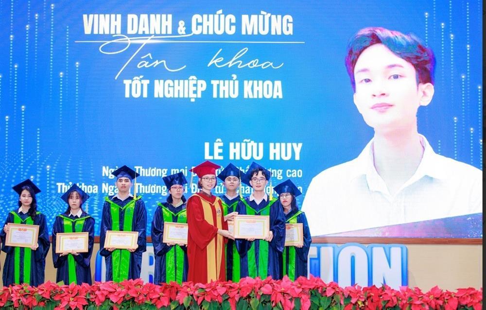 Thủ khoa ngành thương mại điện tử từng khóc như mưa vì chọn sai ngành-2