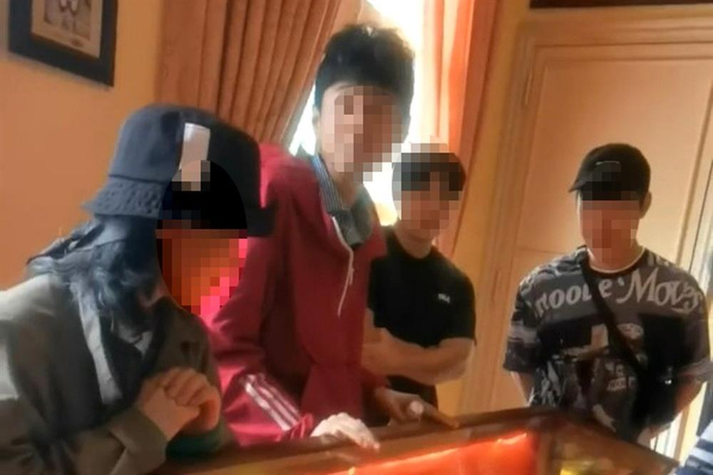 Hướng dẫn viên Hàn Quốc nói cha của vua Bảo Đại có 100 người con-1