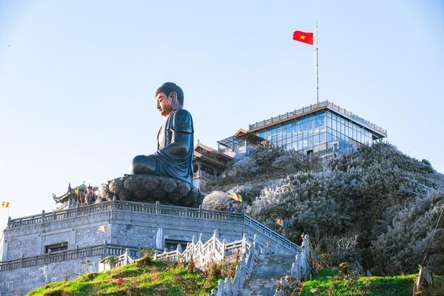 Cảnh sắc tuyệt đẹp khi ánh nắng xuyên băng trên đỉnh Fansipan -1 độ C-1