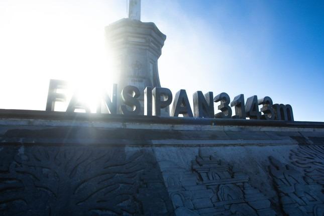 Cảnh sắc tuyệt đẹp khi ánh nắng xuyên băng trên đỉnh Fansipan -1 độ C-2