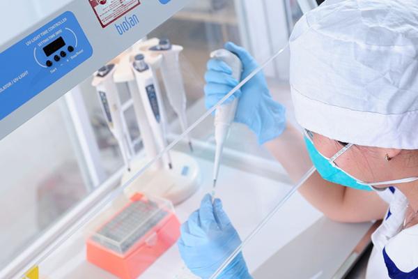 Nhận chẩn đoán vô sinh, người bố tức tốc xét nghiệm ADN với con gái-1