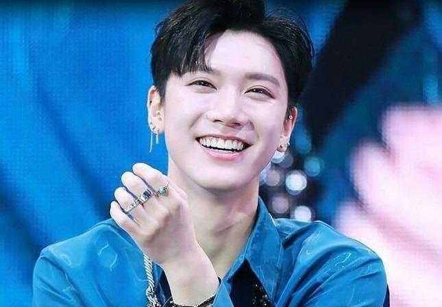 Nam ca sĩ bị rơi xuống hố trên sân khấu-2