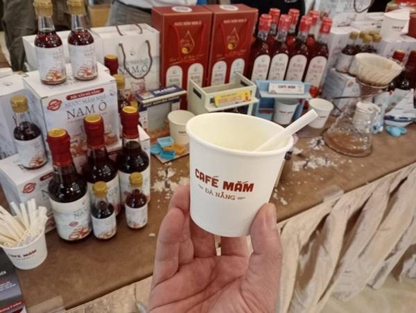 Sau cơn sốt cafe muối, xuất hiện cafe mắm hút hồn thực khách Tây, Ta-3
