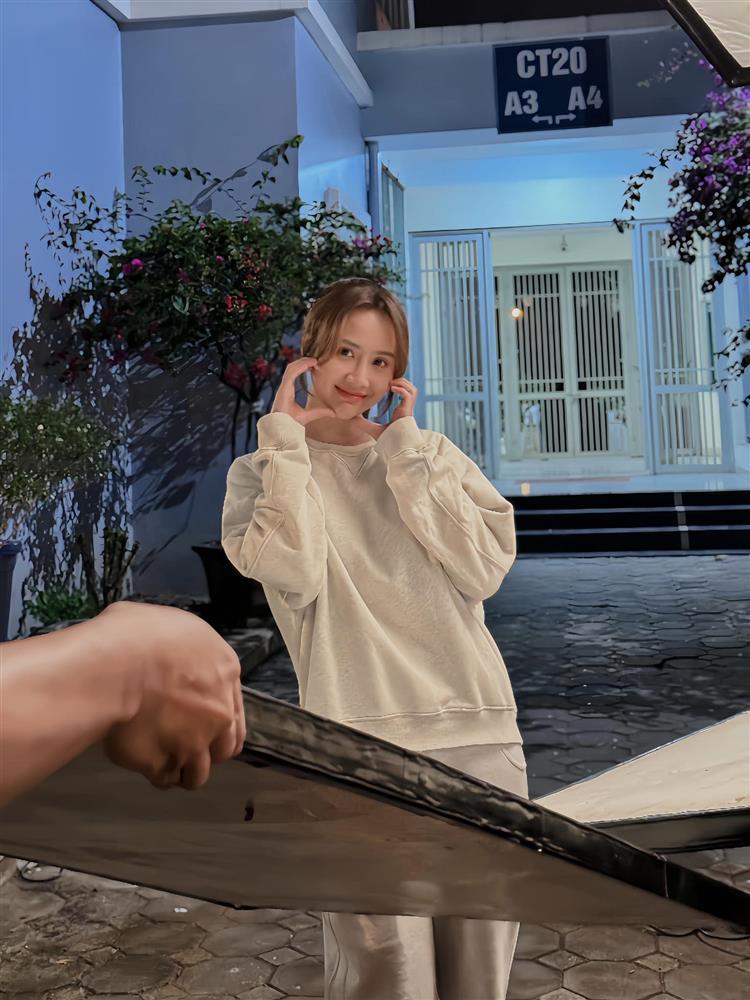 2 cô bạn gái Mạnh Trường đọ sắc, đọ phong cách trong hậu trường Chúng Ta Của 8 Năm Sau-5