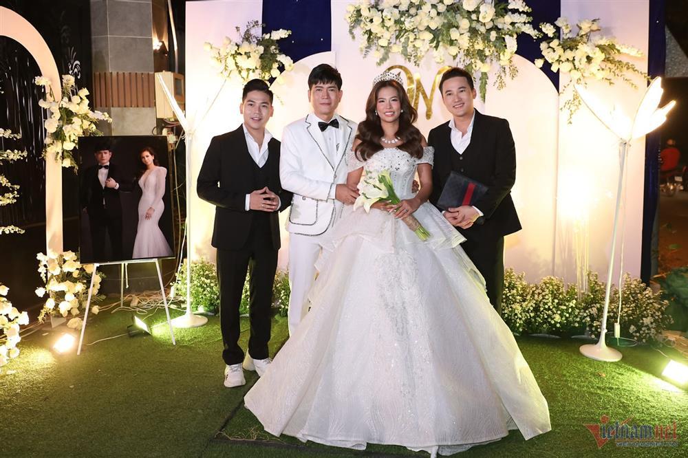 Quách Thành Danh hôn vợ kém 8 tuổi: Hôm nay, em là cô dâu đẹp nhất-9