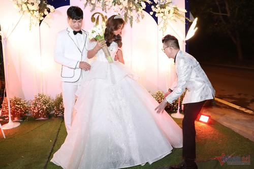 Quách Thành Danh hôn vợ kém 8 tuổi: Hôm nay, em là cô dâu đẹp nhất-11