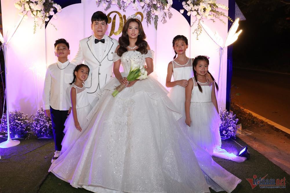 Quách Thành Danh hôn vợ kém 8 tuổi: Hôm nay, em là cô dâu đẹp nhất-4