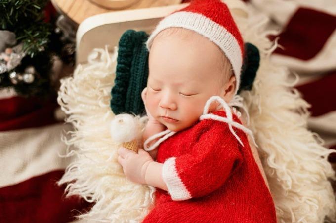 Vợ chồng Lê Âu Ngân Anh khoe quý tử tròn 15 ngày tuổi, diện mạo được ví là bản sao của bố-5