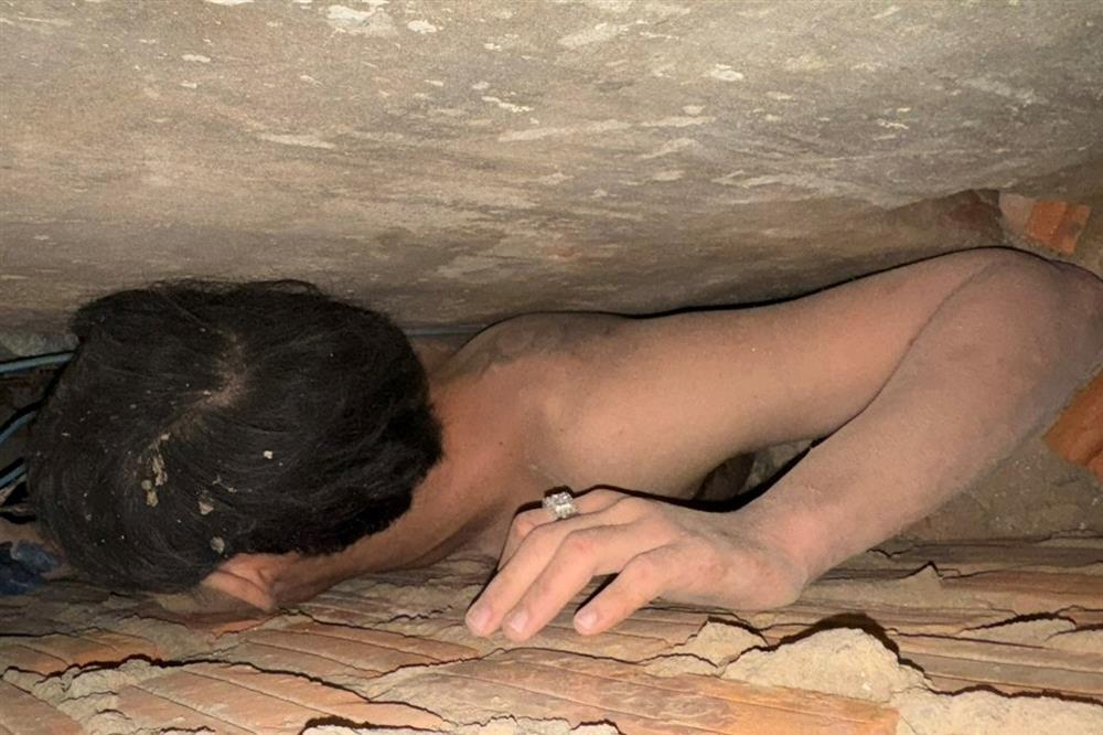 Công an phá tường, giải cứu nghi phạm bán ma túy bị mắc kẹt-1