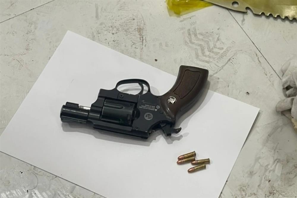 Công an phá tường, giải cứu nghi phạm bán ma túy bị mắc kẹt-2